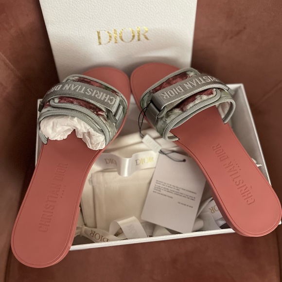 Christian Dior. - Picture 1 of 2